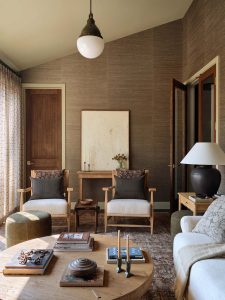 phillip-jeffries-juicy-jute-grasscloth-wallcovering-in-living-area-lounge-amber-lewis-designer