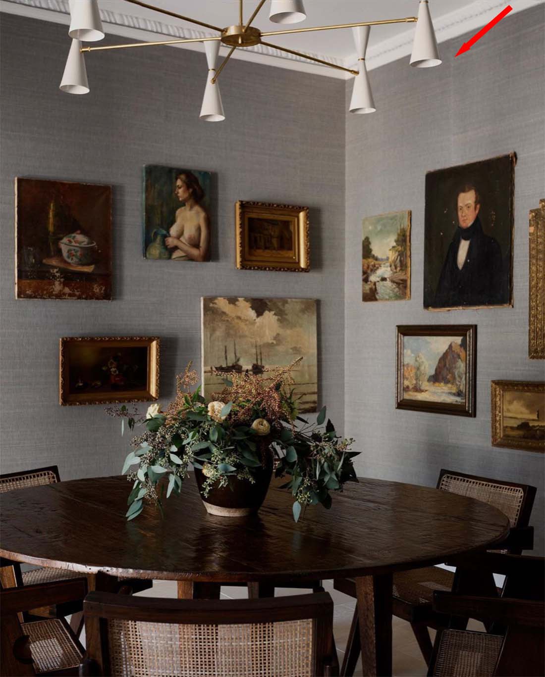 visible-seams-in-grasscloth-showing-on-linen-look-wallcovering-jdpinteriors-amybartlam-photo-red-arrow