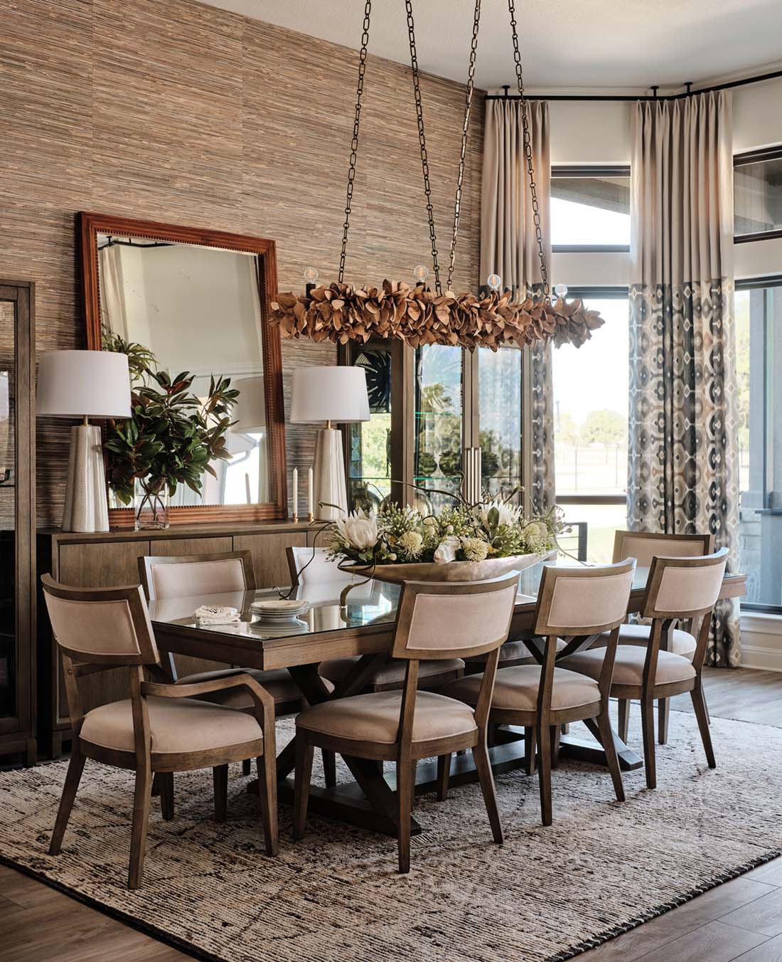 thibaut-stablewood-grasscloth-wallpapered-accent-wall-in-warm-contemporary-dining-room