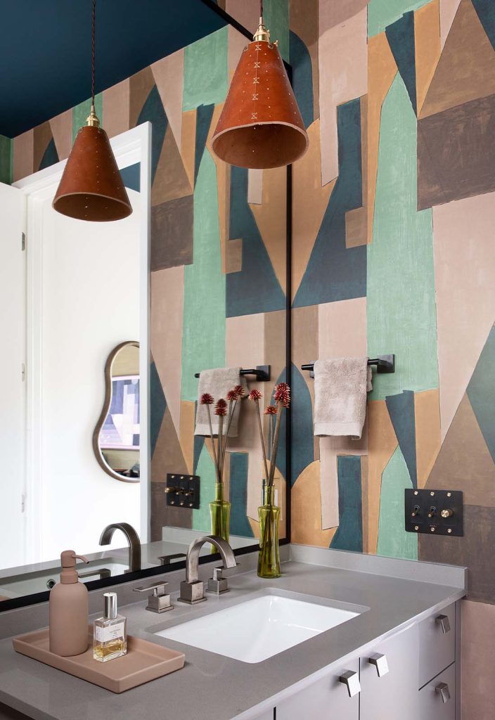 lee-jofa-kelly-wearstler-wallpaper-district-in-tobacco-powder-bath-installation-mk-workshop-design