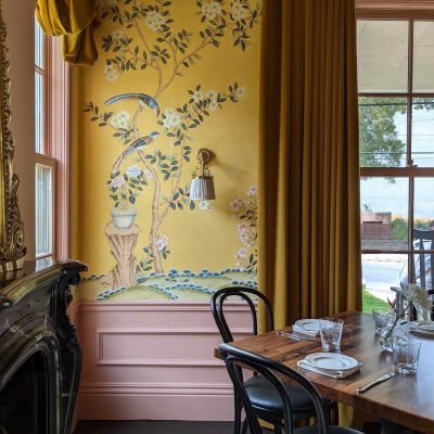 restaurant-claudine-gold-chinoiserie-wallpaper-san-antonio-paper-moon-commercial-wallpaper-specialists
