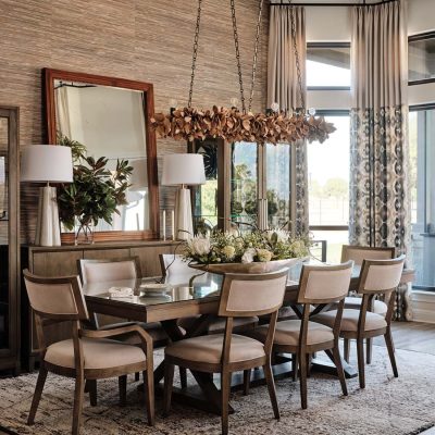 thibaut-stablewood-grasscloth-wallpapered-accent-wall-in-warm-contemporary-dining-room